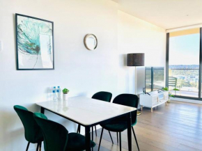 Luxury 2Beds Condo with stunning city View (Parking, Gym)